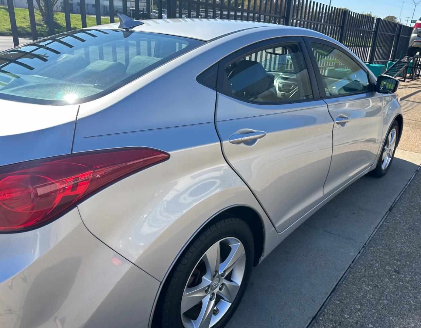 2013 SILVER /GRAY Hyundai Elantra (KMHDH4AE2DU) , AUTOMATIC transmission, located at 2001 E. Lancaster, Ft. Worth, 76103, (817) 336-7000, 32.746181, -97.301018 - Photo#4